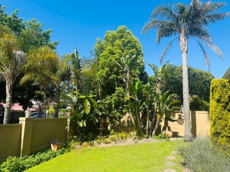 4 Bedroom Property for Sale in Glen Barrie Western Cape